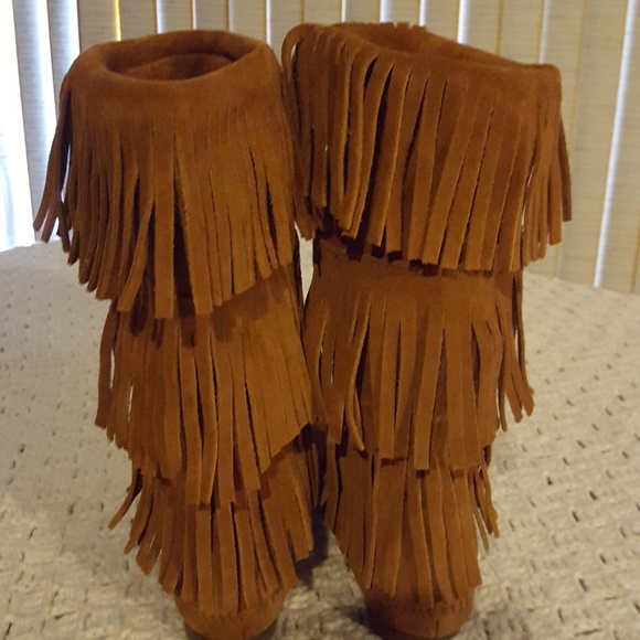 Minnetonka 3-layer Fringe Boots. - Picture 3 of 6